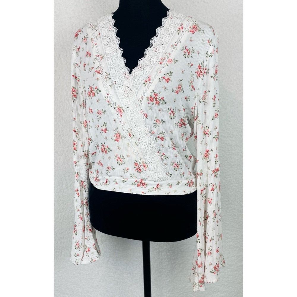 JUST POLLY • White/Multi Floral Print Lace Trim Bell Sleeve Cropped Blouse, L - Picture 3 of 14